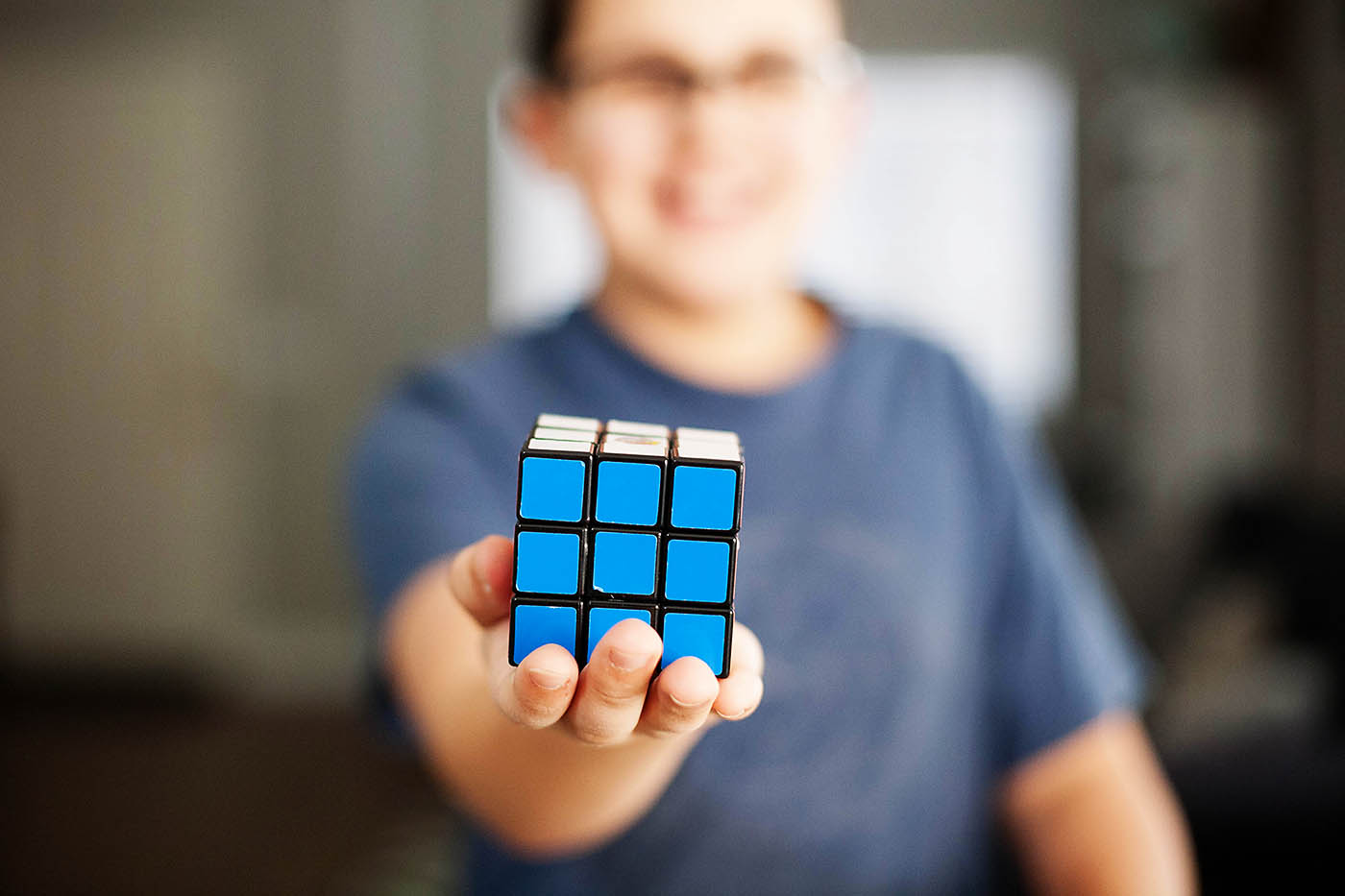 Играть в дзен 3d кубик. Кубик Рубика. Кубик рубик в руках. Ребенок с кубиком Рубика. Рука с кубиками.
