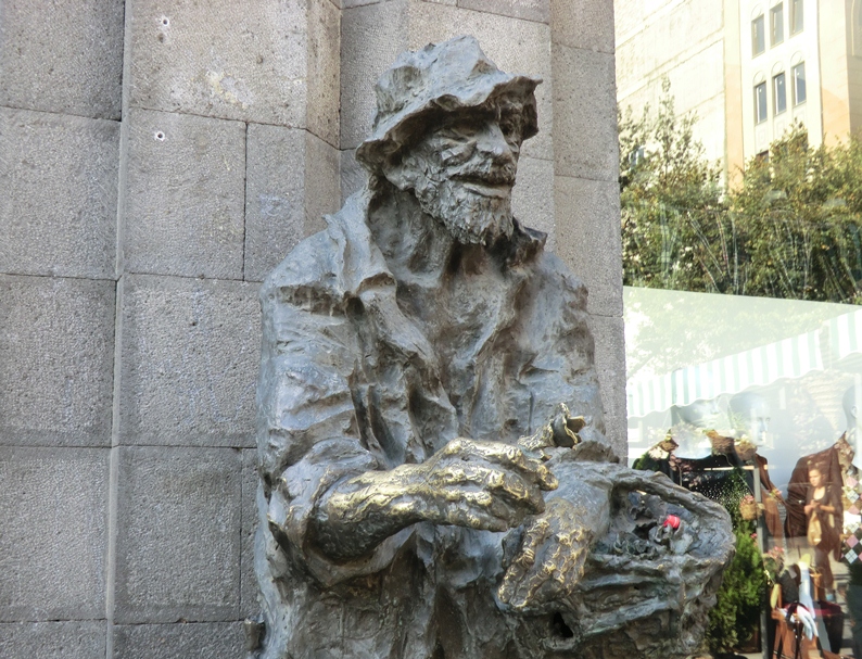 Կարաբալայի արձանը, ով ծաղիկներ է նվիրում, Հայաստան,Երևան