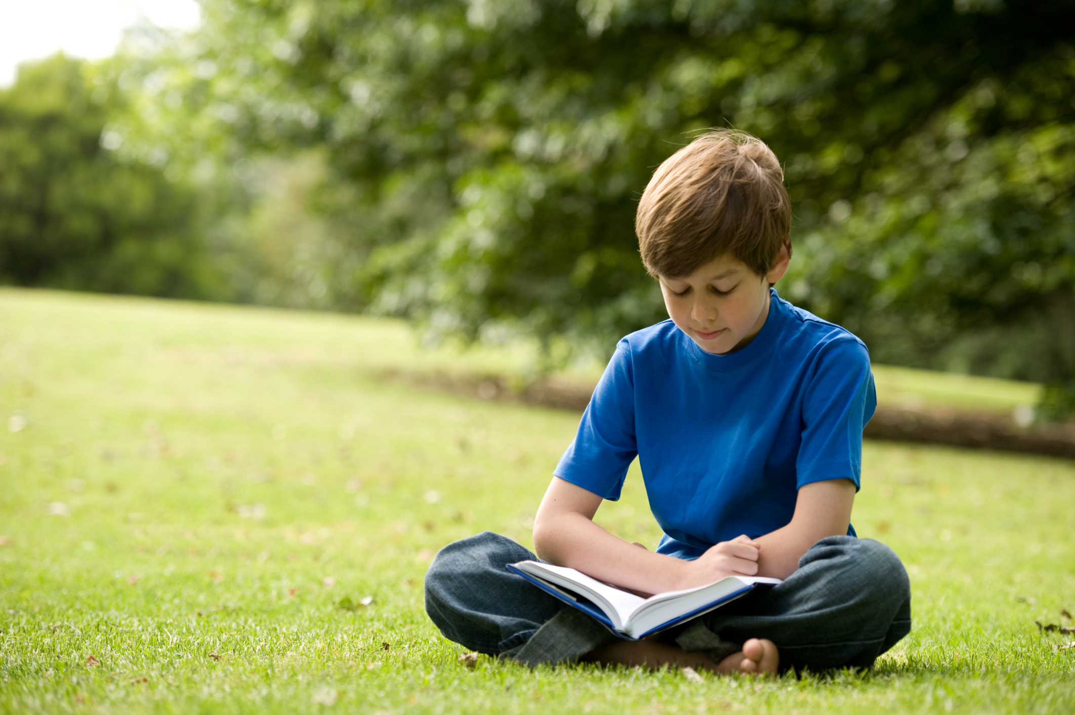 Чтение ис. Книги для детей. Размышления школьника. Юноши размышление. A boy reading a book.