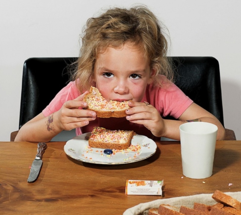 Я ем головы на завтрак жители. Девочка с бутербродом. Бутерброды для детей. Девочка ест бутерброд. Девочка завтракает бутербродами.